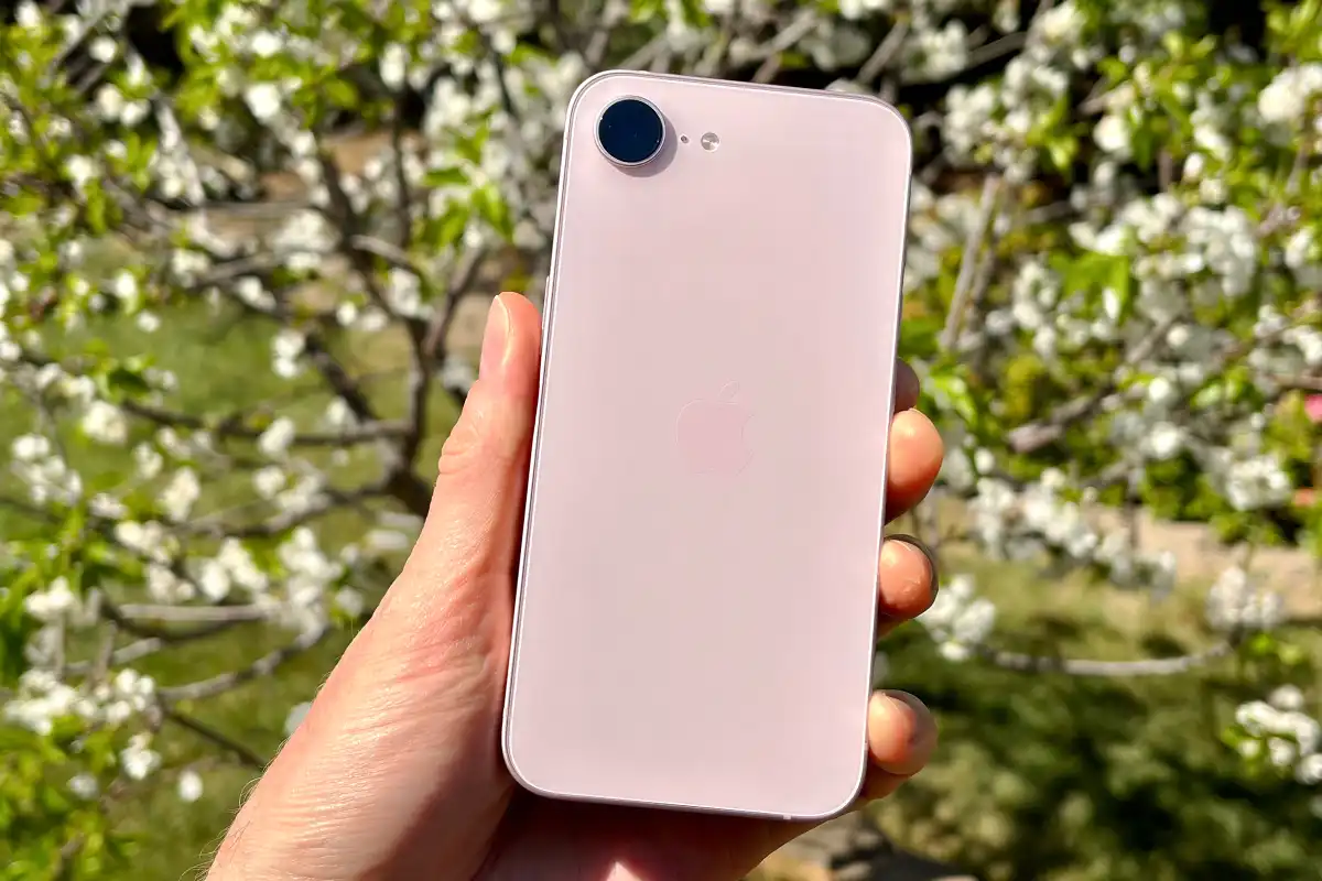 iPhone 17e design and Blush color